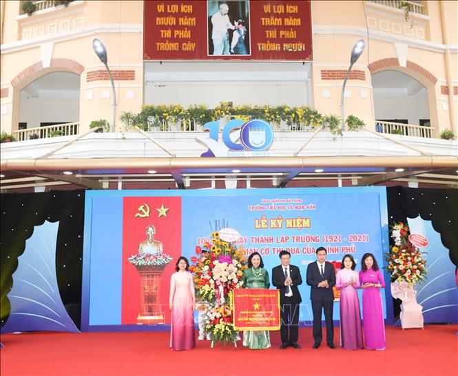 Trong ảnh: Trường Tiểu học Lê Ngọc Hân, quận Hai Bà Trưng vinh dự nhận cờ thi đua của Thủ tướng Chính phủ trong lễ kỷ niệm 100 năm thành lập (1921 -2021). Ảnh: Thanh Tùng - TTXVN