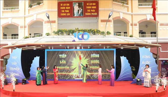 Trong ảnh: Nghi thức tiếp lửa truyền thống, vững bước tương lai trong lễ kỷ niệm. Ảnh: Thanh Tùng - TTXVN