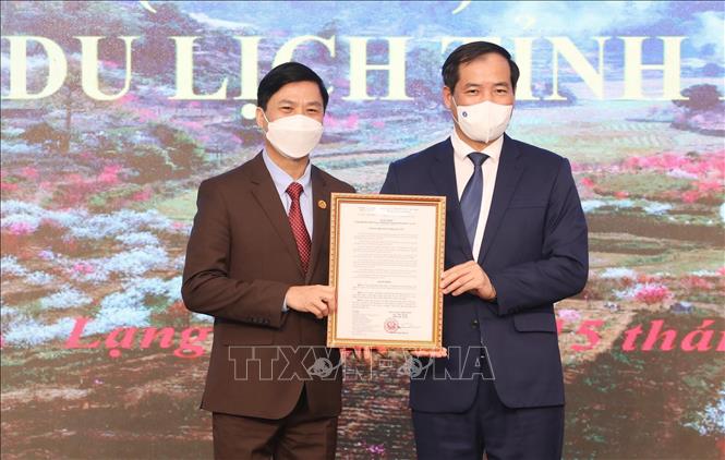Trong ảnh: Phó Chủ tịch Thường trực UBND tỉnh Lạng Sơn Dương Xuân Huyên (phải) trao Quyết định công nhận của UBND tỉnh Lạng Sơn về Biểu trưng và Khẩu hiệu du lịch tỉnh Lạng Sơn cho Sở Văn hóa, Thể thao và Du lịch tỉnh Lạng Sơn tại buổi Lễ. Ảnh: Anh Tuấn – TTXVN