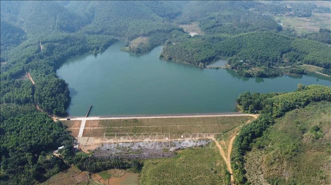 Trong ảnh: Hồ Khoang Tải có dung tích 0,85 triệu m3 thuộc địa bàn xã Cự Thắng, huyện Thanh Sơn nhìn từ phía hạ lưu. Ảnh: Vũ Sinh – TTXVN