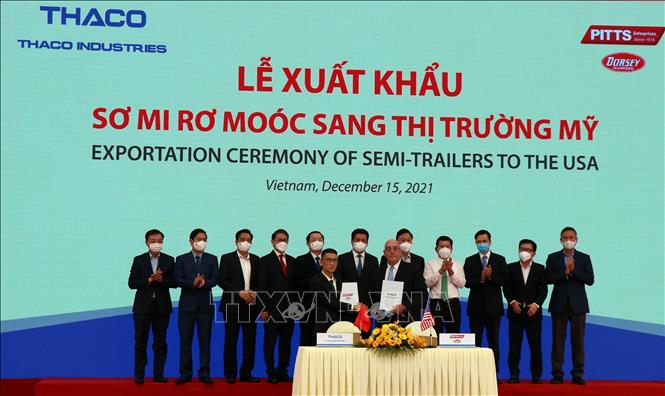 Photo: THACO Industries and PITTS Enterprises sign the exclusive distribution agreement. VNA Photo: Trần Tĩnh 