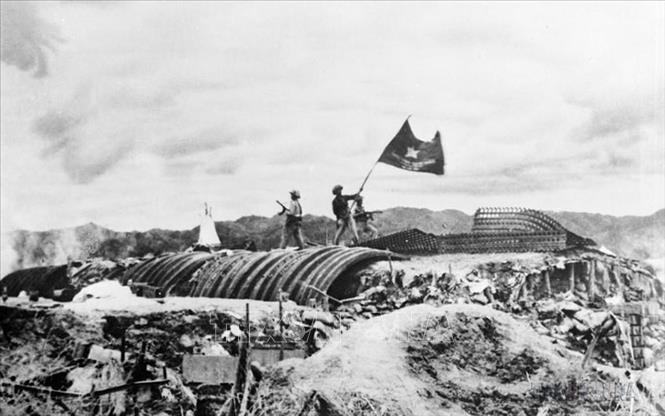Thực hiện đường lối chiến tranh nhân dân toàn dân, toàn diện, lâu dài, dựa vào sức mình là chính, dưới sự lãnh đạo tài tình của Đảng và Chủ tịch Hồ Chí Minh, quân và dân ta đã kết thúc thắng lợi 9 năm trường kỳ kháng chiến chống Pháp bằng Chiến dịch Điện Biên Phủ năm 1954 “lừng lẫy năm châu, chấn động địa cầu”. Ảnh: Tư liệu TTXVN