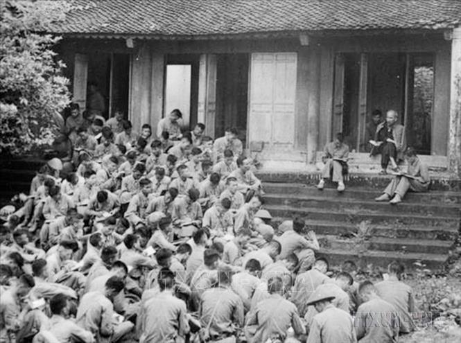 Tại Đền Giếng (Phú Thọ), sáng 19/9/1954, trong buổi gặp gỡ cán bộ Đại đoàn quân Tiên Phong chuẩn bị về tiếp quản Hà Nội, Bác Hồ đã có câu nói bất hủ để lại cho muôn đời con cháu mai sau: “Các Vua Hùng đã có công dựng nước, Bác cháu ta phải cùng nhau giữ lấy nước”. Lời căn dặn của Bác dặn về quy luật tồn tại và phát triển muôn đời của đất nước và con người Việt Nam “Dựng nước phải đi đôi với giữ nước” đã trở thành sức mạnh tinh thần giúp quân dân ta vượt bao gian khổ, hy sinh, hoàn thành sự nghiệp giải phóng, thống nhất đất nước. Ảnh: Đinh Đăng Định-TTXVN