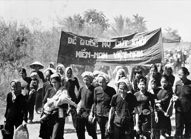 Phong trào Đồng Khởi ở Bến Tre năm 1960 là một điển hình về sự chung sức, chung lòng của quần chúng nhân dân đã diễn ra với quy mô lớn, liên tục, quyết liệt, kéo dài với nhiều hình thức phong phú, sáng tạo, linh hoạt. Nhân dân miền Nam đã bước vào một thời kỳ đấu tranh mới: kết hợp đấu tranh chính trị với đấu tranh vũ trang. Ảnh: Tư liệu TTXVN