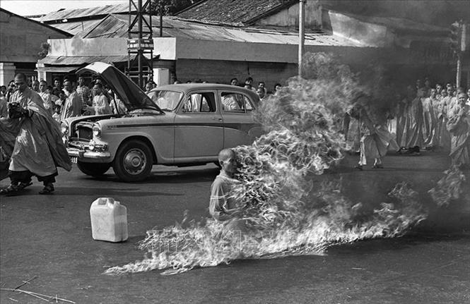 Từ giữa năm 1963, ở miền Nam liên tiếp nổ ra các cuộc biểu tình chống Mỹ-Diệm của đồng bào Phật giáo, mà cao trào là việc hòa thượng Thích Quảng Đức tự thiêu ngày 11/6/1963, dẫn đến việc 70 vạn nhân dân Sài Gòn xuống đường biểu tình. Trong ảnh: Bức ảnh hòa thượng Thích Quảng Đức tự thiêu gây xúc động đến nỗi Tổng thống Mỹ lúc đó là John F. Kennedy phải thốt lên: 