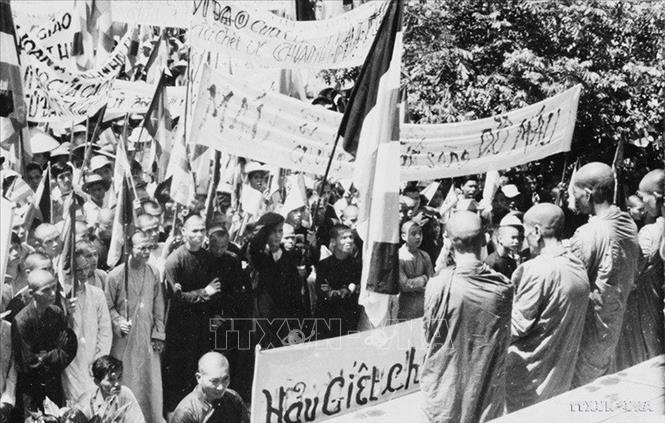 Từ giữa năm 1963, ở miền Nam liên tiếp nổ ra các cuộc biểu tình chống Mỹ-Diệm của đồng bào Phật giáo, mà cao trào là việc hòa thượng Thích Quảng Đức tự thiêu ngày 11/6/1963, dẫn đến việc 70 vạn nhân dân Sài Gòn xuống đường biểu tình. Trong ảnh: Mít tinh biểu tình chống Mỹ Diệm tại chùa Từ Đàm yêu cầu chính quyền thực thi 