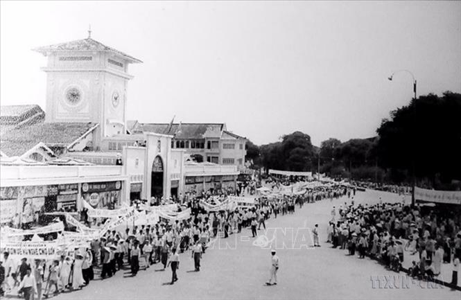 Từ tháng 5/1963, phong trào nhân dân liên kết, xuống đường công khai chống lại chính quyền Ngô Đình Diệm diễn ra mạnh mẽ gần 4 tháng với quy mô lớn, có tính chất nhân dân rộng rãi, tập hợp được đông đảo các tầng lớp, các giới, góp phần vạch trần bộ mặt tàn ác của chế độ Mỹ - Diệm trước dư luận trong nước và thế giới, đây cũng là phong trào mở đầu cho phong trào đấu tranh đô thị trên toàn miền Nam. Trong ảnh: Quần chúng Nhân dân và Phật tử biểu tình chống chính quyền Ngô Đình Diệm, năm 1963. Ảnh: Tư liệu/TTXVN phát