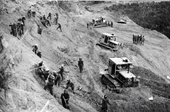 Trong cuộc kháng chiến chống Mỹ, cứu nước, đường Hồ Chí Minh là con đường thể hiện ý chí quyết chiến, quyết thắng, lòng dũng cảm và khí phách một dân tộc anh hùng. Hàng vạn thanh niên xung phong và nhân dân các địa phương luôn sẵn sàng đóng góp của cải và công sức cho tuyến giao thông vận tải chiến lược được thông suốt. Ảnh: Vương Khánh Hồng – TTXVN