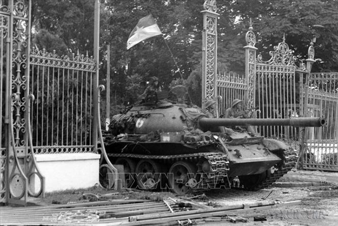 Ngày 30/4/1975, quân đội ta đã cắm lá cờ lên nóc Dinh Độc lập, giải phóng miền Nam, kết thúc cuộc chiến tranh, đem lại độc lập thống nhất toàn vẹn cho đất nước. Chiến công vĩ đại ấy đã để lại cho cách mạng Việt Nam nhiều bài học rất quý báu, trong đó có bài học về phát huy sức mạnh khối đại đoàn kết toàn dân tộc suốt chiều dài cuộc kháng chiến. Ảnh: Trần Mai Hưởng - TTXVN