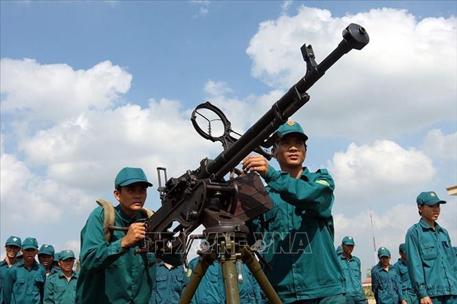 Xây dựng nền quốc phòng vững mạnh gắn với thế trận chiến tranh nhân dân vững chắc là một nội dung quan trọng trong phần những nhiệm vụ, giải pháp cơ bản để đưa đất nước ta bước vào một giai đoạn phát triển mới. Trong ảnh: Lực lượng dân quân tự vệ huyện Phong Điền (Thừa Thiên Huế) huấn luyện báo động chiến đấu mục tiêu trên không. Ảnh: Trọng Đức - TTXVN.