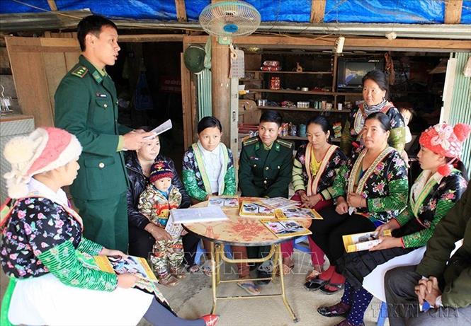 Bộ đội biên phòng bám dân, bám địa bàn để tổ chức tuyên truyền, vận động xây dựng phong trào “Toàn dân tham gia bảo vệ chủ quyền lãnh thổ, an ninh biên giới quốc gia”. Trong ảnh: Chiến sỹ biên phòng cửa khẩu Quốc tế Tây Trang (Điện Biên) tuyên truyền chủ trương, chính sách cho nhân dân xã Na Ư - địa bàn phức tạp về tệ nạn ma túy. Ảnh: Trần Việt – TTXVN