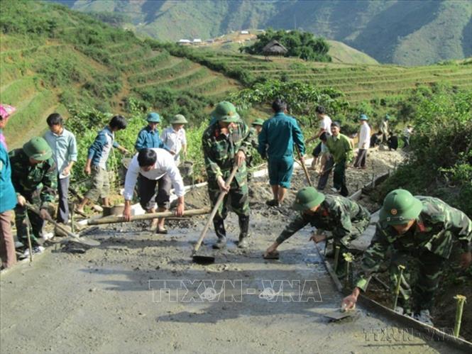 Xây dựng nông thôn mới là một cuộc cách mạng phát huy sức mạnh tổng hợp của cả hệ thống chính trị, sự tham gia của người dân. Trong ảnh: Bộ đội giúp dân làm đường giao thông nông thôn. Ảnh: Tư liệu TTXVN