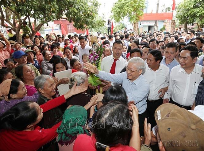 Qua các thời kỳ cách mạng, Đảng ta đã tập hợp, đoàn kết và phát huy sức mạnh tổng hợp toàn dân tộc làm nên những thắng lợi vĩ đại trong sự nghiệp đấu tranh giải phóng dân tộc cũng như trong xây dựng, đổi mới, phát triển đất nước và hội nhập quốc tế. Trong ảnh: Tổng Bí thư Nguyễn Phú Trọng với nhân dân tại thôn Thượng Điện, xã Vinh Quang, huyện Vĩnh Bảo, Hải Phòng trong Ngày hội Đại đoàn kết toàn dân tộc năm 2017. Ảnh: Trí Dũng – TTXVN