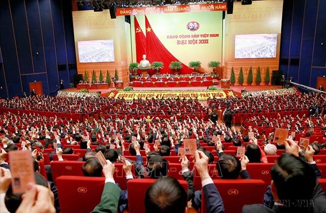 Đại hội lần thứ XIII của Đảng đã đề ra các chủ trương và giải pháp chủ yếu để xây dựng khối đại đoàn kết toàn dân tộc. Trong ảnh: Các đại biểu biểu quyết, thông qua Nghị quyết Đại hội XIII Đảng Cộng sản Việt Nam. Ảnh: TTXVN