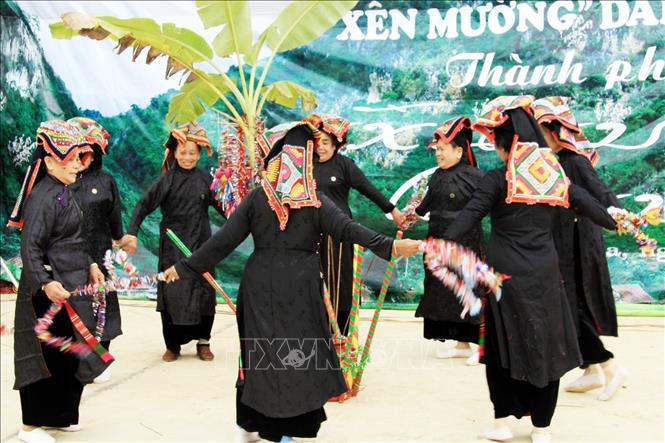 Photo: Performing an ancient Xoe dance in Xen Muong festival (Spring event of Thai people, praying for good crops and happiness) in Hua La commune of Son La province. VNA Photo