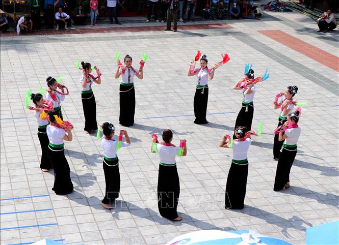 Photo: Thai dancers perform an ancient Xoe dance with scarves in Van Chan district, Yen Bai province. VNA Photo