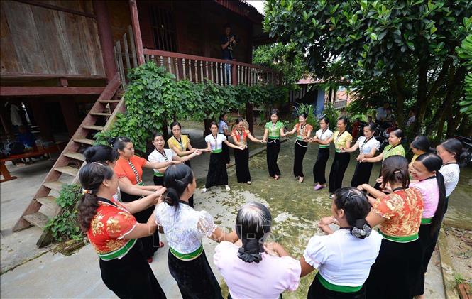 Photo: Xoe dance is a popular community cultural practice for locals in Nam Hang commune, Nam Nhun district, Lai Chau province. VNA Photo