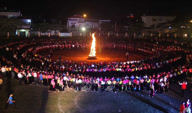 Photo: More than 1.500 dancers perform ancient Xoe dances in the opening ceremony of the Muong Lo Cultural and Tourist Week in Yen Bai province. VNA Photo