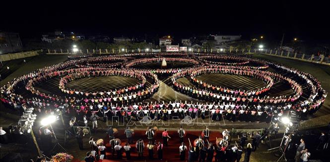 Photo: A total of 2,013 people join in Xoe dance in Yen Bai province, setting a Guinness World Record. VNA Photo
