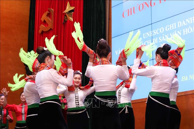 Photo: Thai Ethnic people perform their Xoe Thai Dance to celebrate the recognition of the traditional dance as an Intangible Cultural Heritage of Humanity. VNA Photo: Thanh Tùng