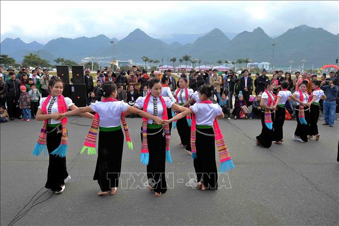 Photo: Thai Ethnic people in Yen Bai province perform their traditional Xoe Thai dance. VNA Photo: Thanh Hà 