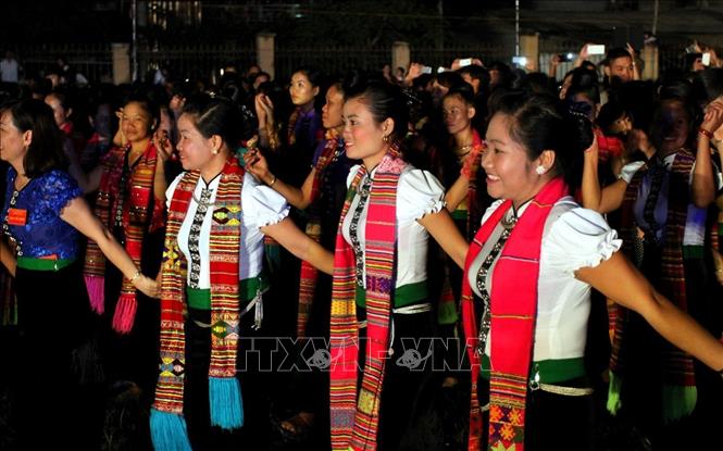 Photo: Thai Ethnic people perform their traditional Xoe Thai dance at the opening ceremony of the Muong Lo tourism-culture week in 2015. VNA Photo: Thế Duyệt