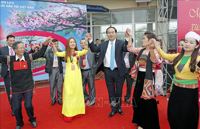 Photo: President Tran Dai Quang joins the Xoe dance with the Vietnamese ethnic community at the Vietnam National Village for Ethnic Culture and Tourism in Dong Mo, Son Tay, Hanoi. VNA Photo: Nhan Sáng 