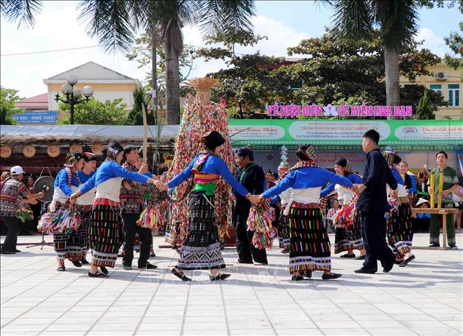 Photo: Thai people in Thanh Hoa Province perform their traditional Xoe dance at ‘Set Booc May’ festival. The festival is held to express Thai people’s gratitude to their ancestors. VNA Photo: Xuân Tiến 