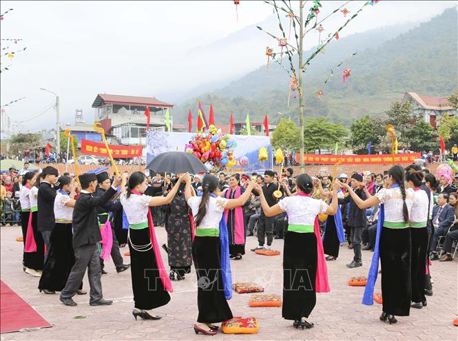 Photo: White Thai people in Muong Lay town (Dien Bien Province) join together in traditional Xoe dance. VNA Photo: Xuân Tư 