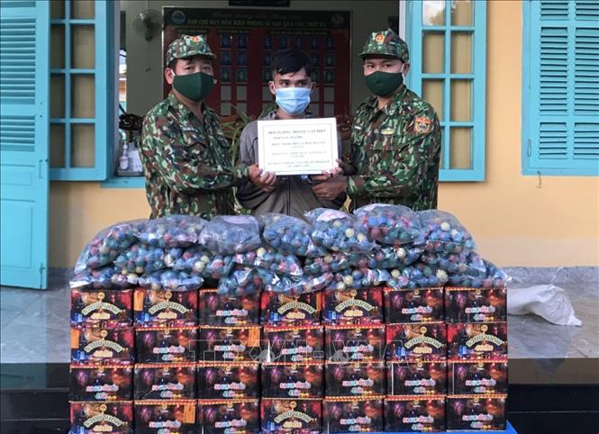 Trong ảnh: Đồn Biên phòng Ia Nan (Gia Lai) thu giữ 94 kg pháo lậu vào ngày 16/12. Ảnh: TTXVN phát