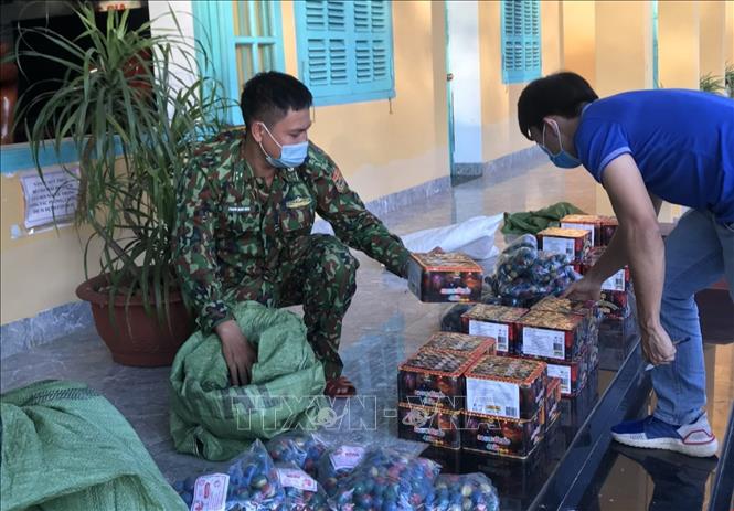 Trong ảnh: Đồn Biên phòng Ia Nan (Gia Lai) thu giữ 94 kg pháo lậu vào ngày 16/12. Ảnh: TTXVN phát