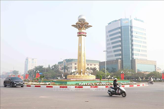 Trong ảnh: Bùng binh ở trung tâm thành phố Hưng Yên được trang trí chuẩn bị chào mừng ngày lễ lớn của tỉnh. Ảnh: Đinh Tuấn - TTXVN