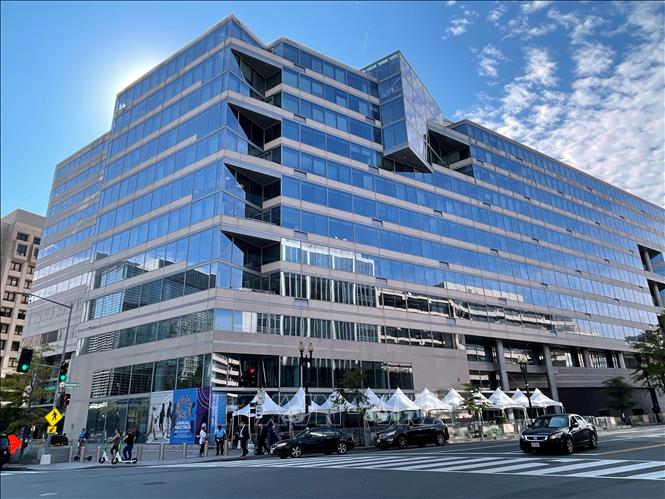 Trong ảnh: Trụ sở Quỹ Tiền tệ quốc tế (IMF) tại Washington, DC, ngày 15/10/2021. Ảnh: AFP/ TTXVN