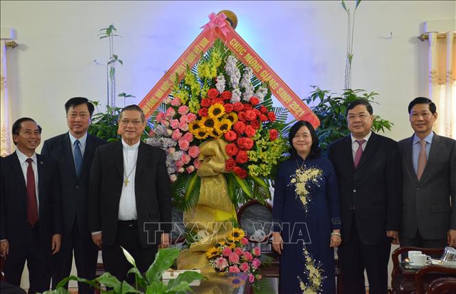 Photo: Head of the Party Central Committee’s Commission for Mass Mobilisation Bui Thi Minh Hoai wishes Catholics a merry Christmas at the Diocese of Bui Chu. VNA Photo: Công Luật