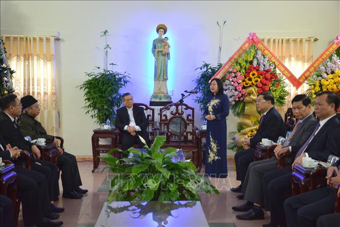 Photo: Head of the Party Central Committee’s Commission for Mass Mobilisation Bui Thi Minh Hoai wishes Catholics a merry Christmas at the Diocese of Bui Chu. VNA Photo: Công Luật