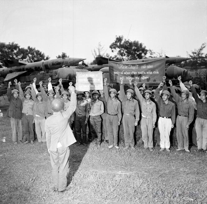 Trong ảnh: Tiểu đoàn 77 bộ đội tên lửa tổ chức mít tinh hạ quyết tâm nêu cao tinh thần cảnh giác sẵn sàng chiến đấu, bắn rơi máy bay Mỹ ngay từ quả đạn đầu (1972). Ảnh: Hứa Kiểm - TTXVN