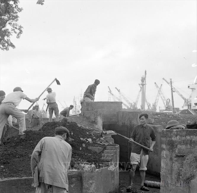 Trong ảnh: Công nhân Cảng Hải Phòng đẩy mạnh tu sửa và làm mới nhiều hầm hào để vừa phòng tránh bom Mỹ vừa làm nơi chiến đấu (1972). Ảnh: Bảo Hanh - TTXVN