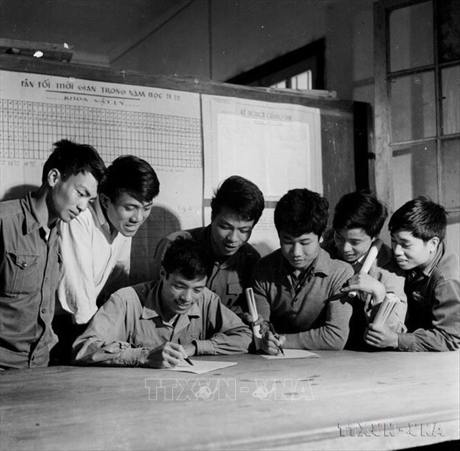 Trong ảnh: Tự vệ trường Đại học Tổng hợp Hà Nội ghi tên tòng quân chống Mỹ cứu nước hưởng ứng lời kêu gọi của Trung ương Đảng và Chính phủ Việt Nam (1972). Ảnh: Ngọc Quán - TTXVN