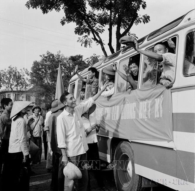 Trong ảnh: Lễ tiễn thanh niên công ty xây lắp nhà ở Hà Nội tòng quân lên đường chống Mỹ cứu nước (1972). Ảnh: Duy Nhân - TTXVN