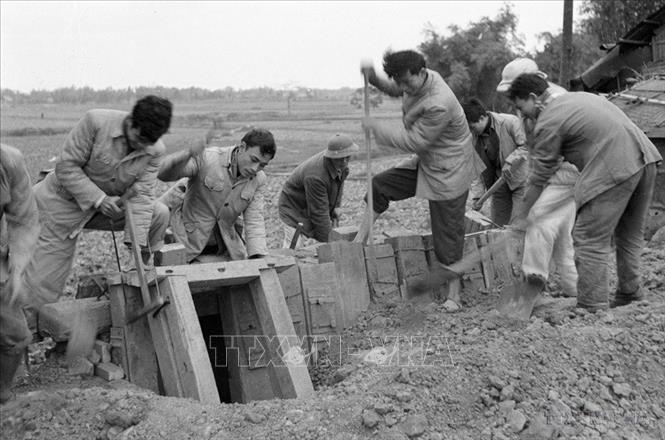 Trong ảnh: Sửa chữa và làm mới nhiều hầm hào để phòng tránh cho nhân dân Thủ đô trong những ngày máy bay B52 của giặc Mỹ nem bom Hà Nội (1972). Ảnh: TTXVN