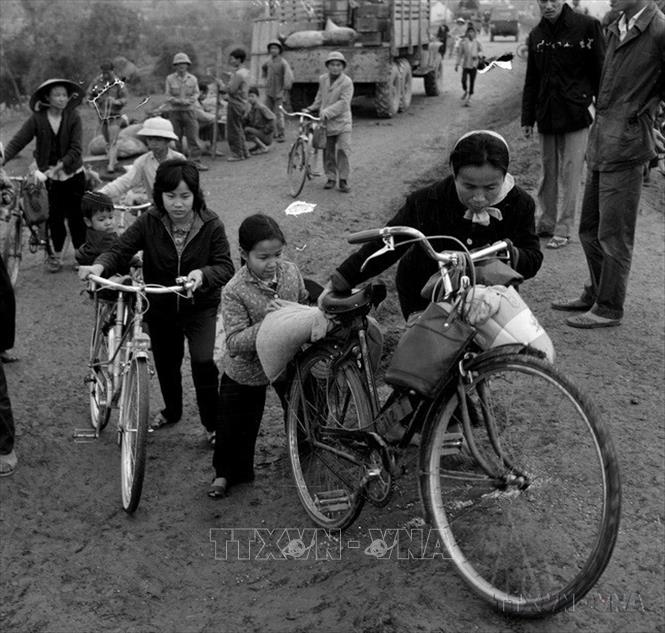 Trong ảnh: Trong những ngày cuối tháng 12/1972, giặc Mỹ đánh phá ác liệt Hà Nội, phụ nữ, trẻ em và người già tạm thời rời Thủ đô đi sơ tán góp phần đánh thắng giặc Mỹ. Ảnh: TTXVN