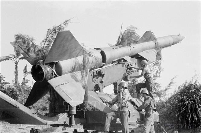 Trong ảnh: Phân đội 57 bộ đội tên lửa bảo vệ Thủ đô đã bắn rơi tại chỗ chiếc máy bay Mỹ thứ 3.700 ngày 27/61972 trên vùng trời Hà Nội. Ảnh: Ngọc Quán - TTXVN
