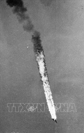 Một trong 5 chiếc máy bay Mỹ bị quân và dân Hà Nội bắn rơi ngày 27/6/1972 đang bốc cháy trên bầu trời Thủ đô. Đây là chiếc máy bay Mỹ thứ 3.700 bị bắn rơi trên bầu trời miền Bắc. Ảnh: Văn Bảo - TTXVN