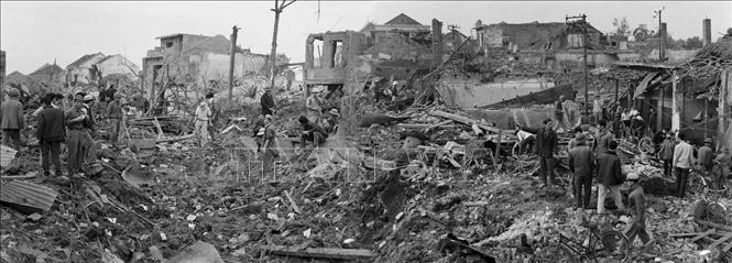 Trong ảnh: Phố Khâm Thiên bị B52 phá huỷ (12/1972). Ảnh: Tư liệu TTXVN