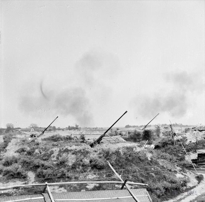 Trong ảnh: Trận địa pháo cao xạ bảo vệ Thủ đô nổ súng giáng trả đích đáng máy bay Mỹ. Ảnh: TTXVN