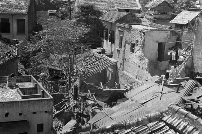 Trong ảnh: Một đoạn phố Lý Quốc Sư, Hà Nội bị máy bay B-52 ném bom phá huỷ (1972). Ảnh: Tư liệu TTXVN