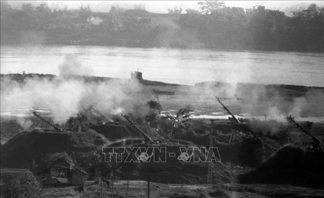 Trong ảnh: Trận địa pháo cao xạ Hà Nội bảo vệ cầu Long Biên nhả đạn vào máy bay Mỹ. Ảnh: Minh Lộc - TTXVN