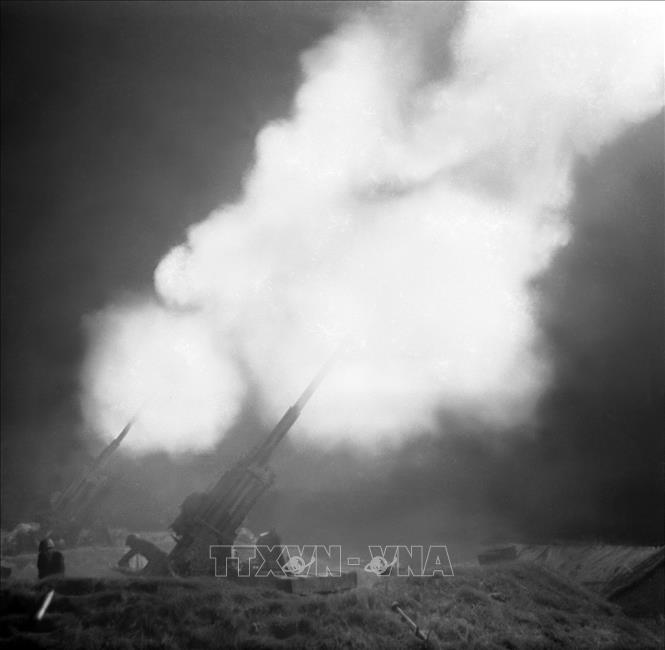 Trong ảnh: Trận địa pháo cao xạ của tự vệ Xí nghiệp xe ca khu phố Ba Đình (Hà Nội) bắn máy bay Mỹ trong đêm tháng 12/1972. Ảnh: Minh Lộc – TTXVN