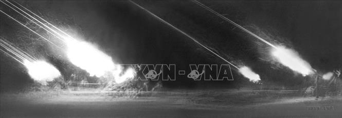 Trong ảnh: Lực lượng pháo phòng không Thủ đô ngoan cường, dũng cảm chiến đấu bắn máy bay Mỹ trong chiến dịch 