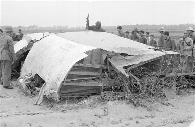 Trong ảnh: Xác của 1 trong 4 chiếc máy bay ném bom B-52 Mỹ bị quân và dân Hà Nội bắn rơi đêm 18, rạng sáng 19/12/1972, mở màn cho Chiến thắng Hà Nội – Điện Biên Phủ trên không. Ảnh: Tư liệu TTXVN